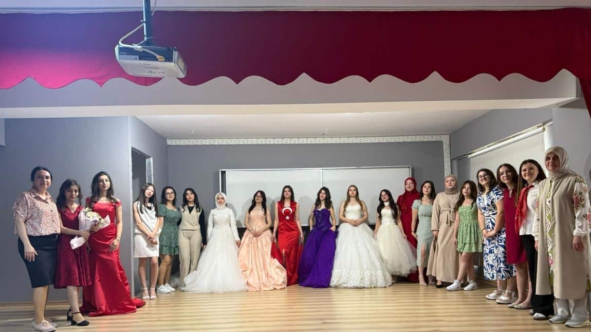 İMTAL Moda Tasarım Alanı’ndan Şıklığın ve Emeğin Buluştuğu Defile